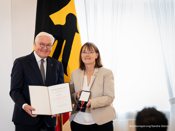 Bundespräsident Frank Walter-Steinmeier ehrt CJD Vorständin Petra Densborn mit dem Bundesverdienstkreuz am Bande