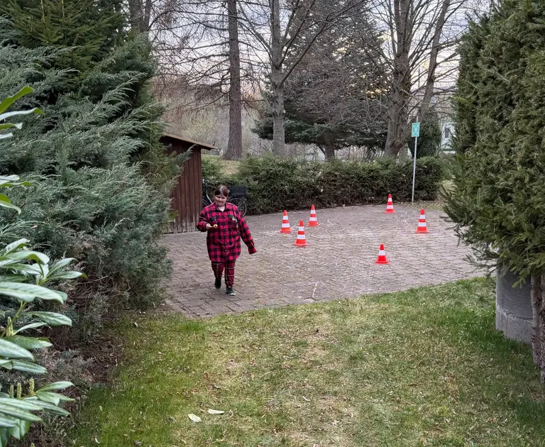 Eine Jugenldiche beim Eierlauf