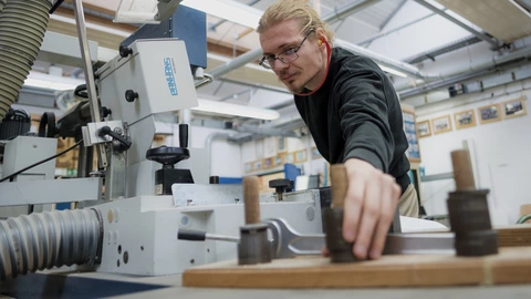 Schreiner in einer Werkstatt des CJD