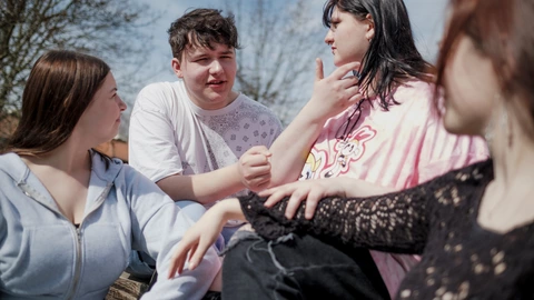 Gruppe von Freunden, die fröhlich zusammenstehen, umgeben von einer lebendigen Atmosphäre