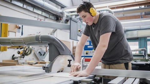 Junger Auszubildender in einer Holzwerkstatt des CJD