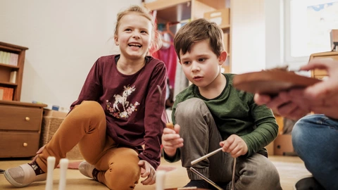 Spielende Kinder in einer Kita des CJD