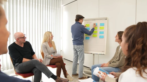 Gruppe von Mitarbeitenden des CJD bei einer Besprechung