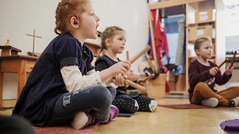 Spielende Kinder in einer Kita des CJD
