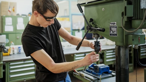 Auszubildender an einer Maschine in einer Werkstatt des CJD