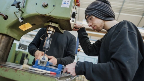 Auszubildende arbeiten in der Metallwerkstatt im CJD in Offenburg