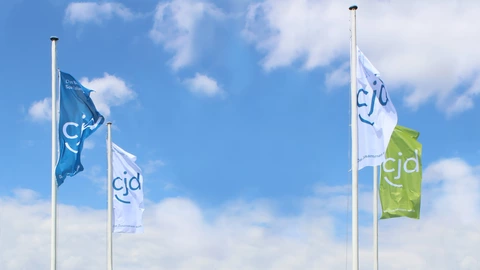 CJD-Fahnen vor blauem Himmel