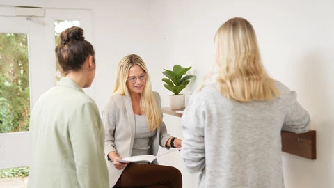 Drei Mitarbeiterinnen des CJD im Gespräch