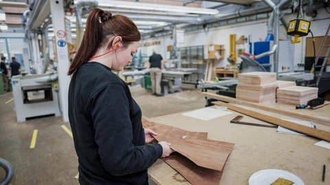 Junge Auszubildende in einer Werkstatt des CJD