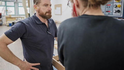 Zwei Mitarbeiter in einer Werkstatt des CJD