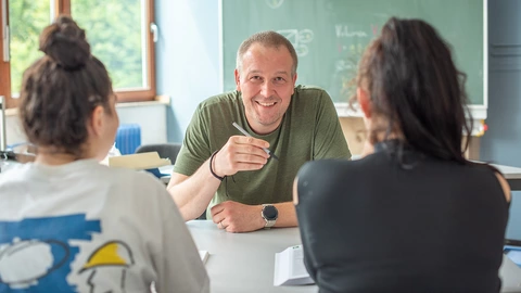 Lehrer und Schülerinnen in einer Schule des CJD