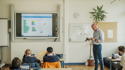 Klassenzimmer des CJD mit mehreren Schülern und einem Lehrer