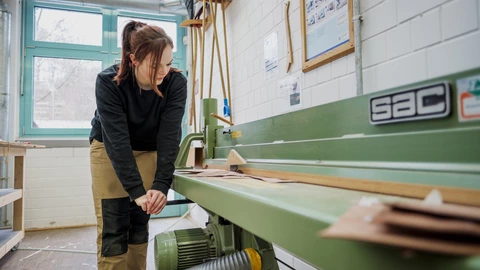 Auszubildende in einer Holzwerkstatt des CJD