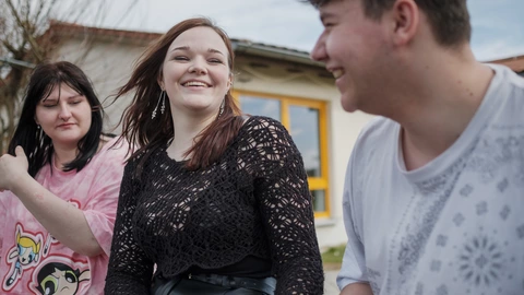 Drei Jugendliche im Gespräch