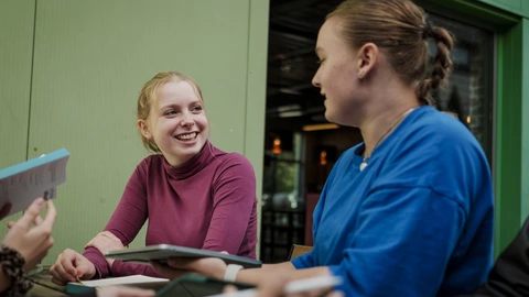 Zwei Jugendliche bei Mitbestimmung in der Schule