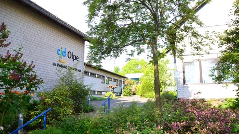Der Eingangsbereich des CJD in Olpe