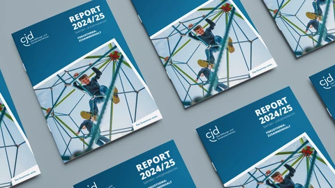 CJD-Report 2024/25 mit Titelbild eines spielenden Kindes, Jahresbericht zur Bildungs- und Sozialarbeit des CJD.