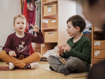 Zwei spielende Kinder in einer CJD Kita