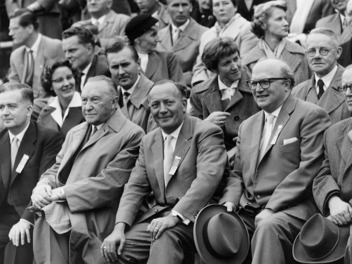 Arnold Dannenmann (1. Reihe, 3. v. l.) neben Konrad Adenauer (1. Reihe, 2. v. l.) beim CJD Bundessportfest 1957.