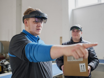 Auszubildende des CJD arbeiten mit VR-Brille