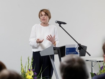 Elke Büdenbender spricht auf einer Bühne zu ihrem Publikum