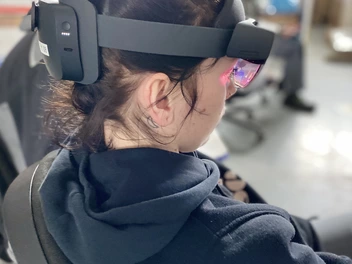 Jugendliche taucht mit ihrer Mixed Reality Brille in neue Welten ein