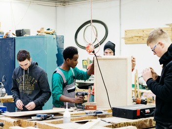 Schüler arbeiten in einer Holzwerkstatt