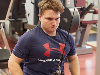 Nikolai Sommer trainiert im Kraftraum seinen Oberkörper