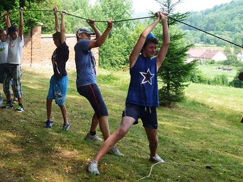 Kinder haben Spaß beim Tauziehen