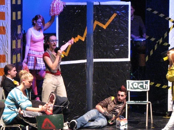 Jugendliche spielen auf der Bühne ein Theaterstück