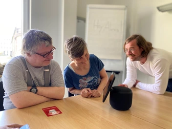 Bild zeigt Teilnehmende beim Testen eines Sprachassistenzsystems