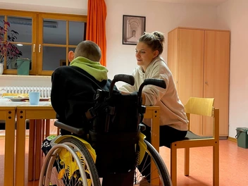 Ein schwerstbehindertes ukrainisches Kind mit Betreuerin im CJD in Berchtesgaden