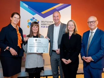 Beim Deutschen Arbeitgebertag in Berlin zeichnete die Bundesvereinigung der Deutschen Arbeitgeberverbände die CJD Kita Moosbeerenweg mit dem Deutschen Arbeitgeberpreis für Bildung in der Kategorie frühkindliche Bildung aus. Kita-Leiterin Michelle Engels (2.v.l.) und der Gesamtleiter des Verbundes CJD NRW Süd Boris Lietz (Mitte) nahmen beim Preisträgerempfang die Plakette entgegen.
