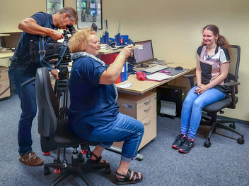 Junge Auszubildende im BBW Gera wird an ihrem Arbeitsplatz von einem Kamerateam des Fernsehens gefilmt