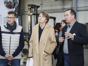 CJD-Fachbereichsleiter Ralf Schumacher erläutert Elke Büdenbender die Aufgaben im Elektrogeräterecycling