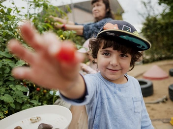 Kind der CJD Kita Moosbeerenweg im Kita-Garten