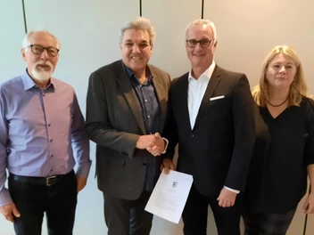 Von links: Rainer Focke (stv. Vorstandsvorsitzender Trägerverein), Wolfgang Kalmbach (Vorstandsvorsitzender Trägerverein), Alexander Lawitschka (Gesamtleiter CJD Baden-Württemberg) und Inge Starzmann (Prokuristin ARCHE und Fachbereichsleiterin im CJD Baden-Württemberg)