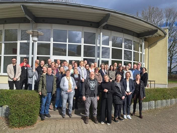 30 Jubilarinnen und Jubilare mit der Gesamtleitung des CJD NRW Nord