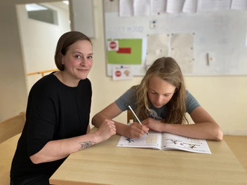 Jana Rübsam mit einem Schüler in der CJD Erfurt Christophorusschule