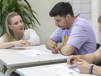 Eine Lehrerin erklärt etwas einem Schüler