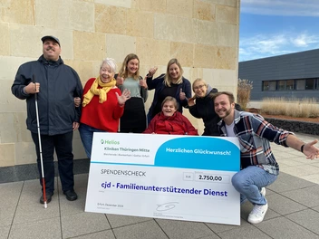 Das CJD Team freut sich über den Spendenscheck vom Helios Klinikum.