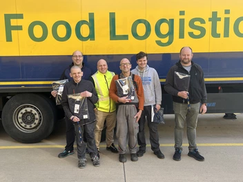 Das Team der Erfurter Werkstätten beim Logistikunternehmen Dachser