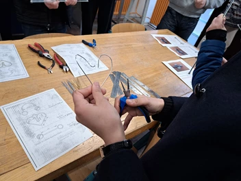 Schülerin formt Herz aus Draht in Metallwerkstatt im CJD Stuttgart