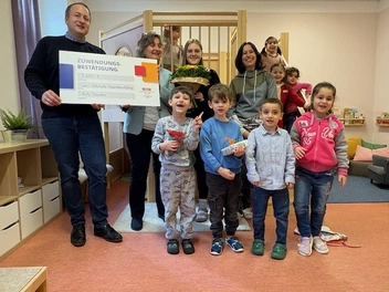 Kinder freuen sich über neue Spielburg in der integrativen CJD Kita Columbus