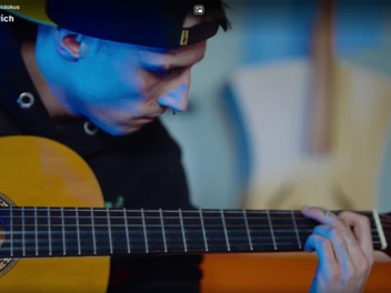 Screenshot aus der ZDF-Dokumentation '37 Grad: Plötzlich ohne Dich' zeigt einen jungen Mann aus der CJD Produktionsschule Wolgast, der über seinen Weg aus der Drogenabhängigkeit berichtet