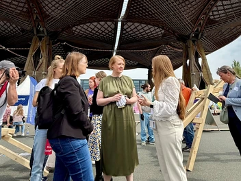 CJD-Vorständin Petra Densborn trifft Noch-Bundesfamilienministerin Lisa Paus auf dem 39. Deutschen Evangelischen Kirchentag in Hannover