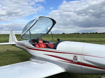 Ein Kind in einem Leichtflugzeug