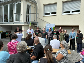 Menschen vor Haus