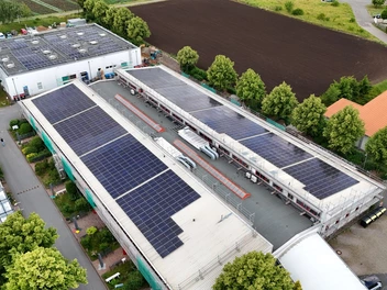 Draufsicht auf das Dach der Erfurter Werkstätten mit der neuen Solaranlage.