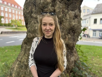 Ronja vor einem Baum